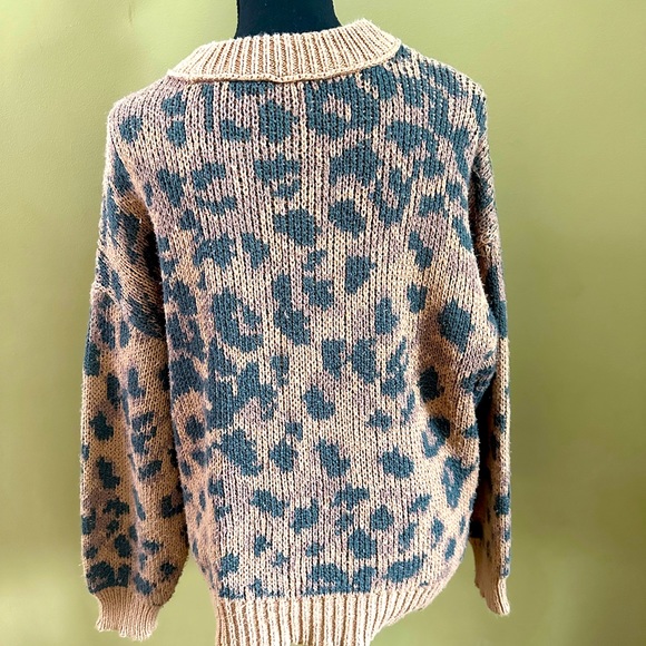 American Eagle Aerie Women’s crew neck leopard print sweater - Picture 6 of 6